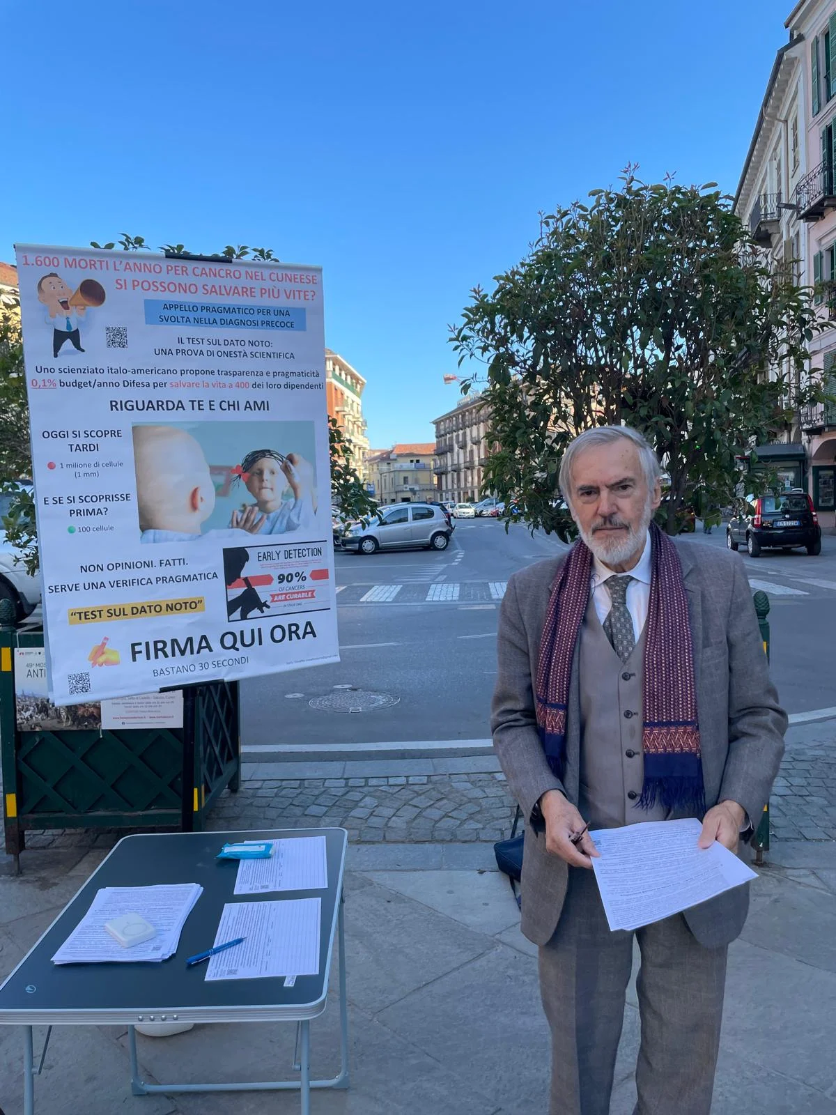 Dario Crosetto al banchetto per la raccolta firme a Cuneo