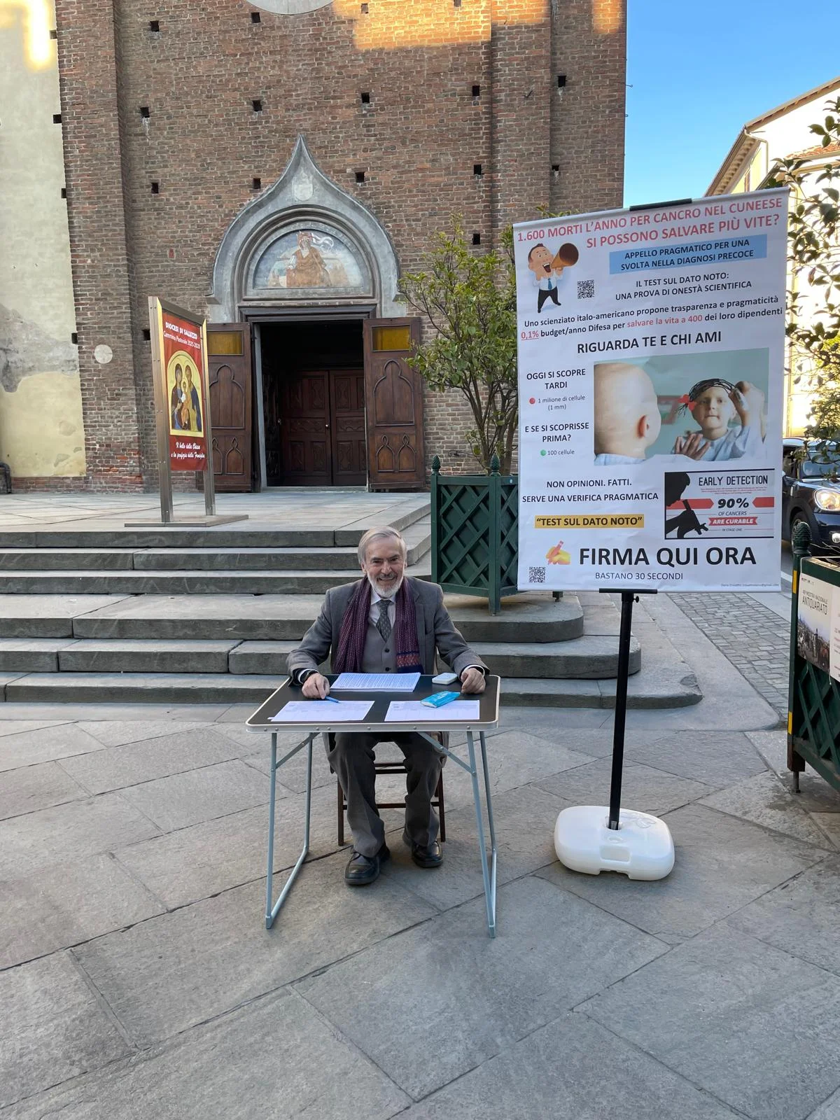 Dario Crosetto durante la raccolta firme a Cuneo
